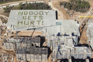Members of the Gilbane-Harvey and ExxonMobil campus project team spelled out their commitment to safety on the top of the first completed parking garage at the new campus. (Photo: Business Wire)