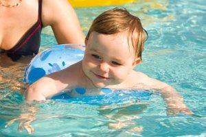 The goal is to set a new Guinness World Record for most participants taking swimming lessons simultaneously.
