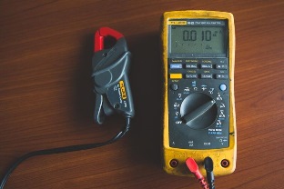Any employee whose normal job tasks include use of an electrical meter or similar measuring equipment must demonstrate the safe and appropriate usage of the specific meter(s) being used. (e-Hazard photo)