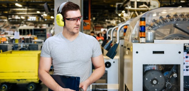 Look for a headband with the level of resilience and interoperability that meets the specific application. Then, select those with lightweight design and materials to support long-time wear. (Honeywell Safety & Productivity Solutions photo)