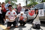 This photo shows relatives grieving for Ma Xianqian, a Foxconn employee who committed suicide.