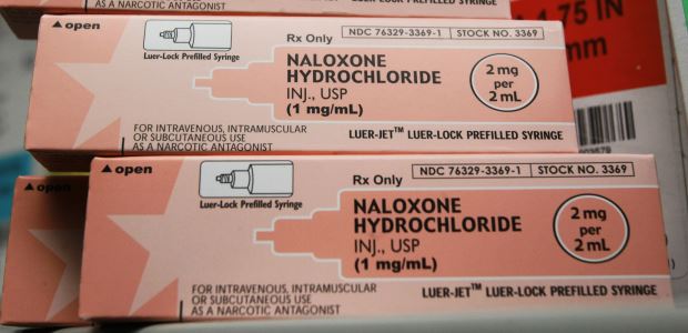 Attorney General Eric Holder recommends that federal law enforcement personnel who may encounter people experiencing an opioid overdose be trained and equipped with naloxone.