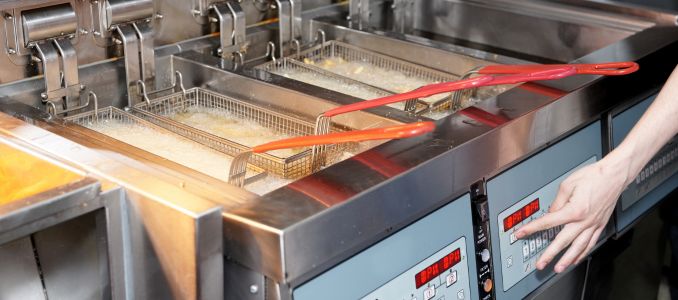 Deep fryer with boiling oil