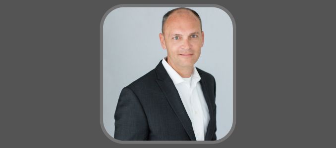 Headshot of Steve Murray on gray background